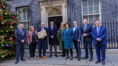 Jess Hurd NAHT's general secretary Paul Whiteman accompanied by teachers and MPs from Northern Ireland to hand in a letter at Downing Street