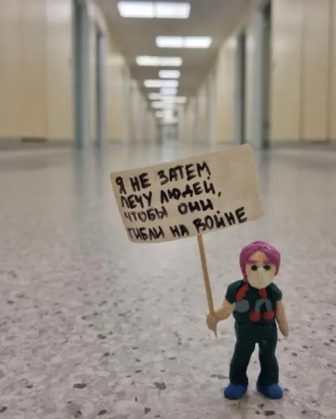 @malenkiy_piket/Instagram Plasticine protester