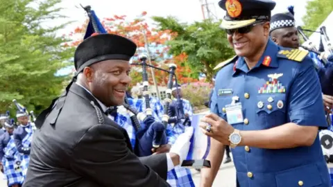 Chukwu Oba Kalu Chukwu greeting former Chief of Air Staff Sadique Abubakar at the graduation of the first NAF pipe band