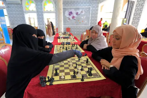 Mohammed Huwais / AFP Women playing chess