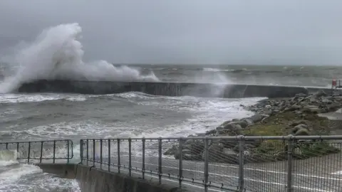 Sarah Parry | BBC Weather Watchers Waves crash on to the front at Criccieth in Gwynedd