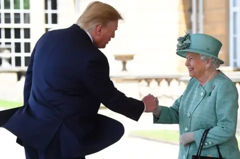 Victoria Jones / AFP Britain's Queen Elizabeth II shakes hands with US President Donald Trump during a welcome ceremony at Buckingham Palace
