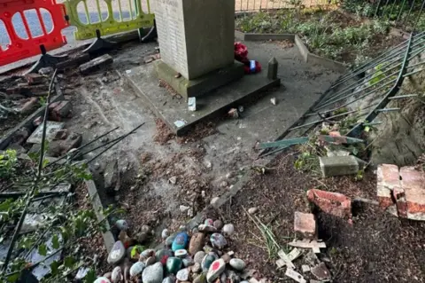 Councillor Seán Woodward the War Memorial in St Paul's Churchyard
