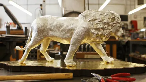 Grant Macdonald A silver lion