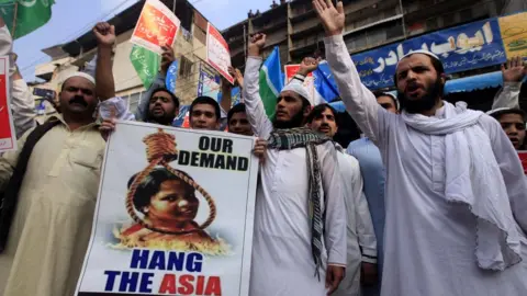 EPA Protesters demonstrate against Asia Bibi's acquittal, holding a poster showing a noose around her neck, 2 November 2018