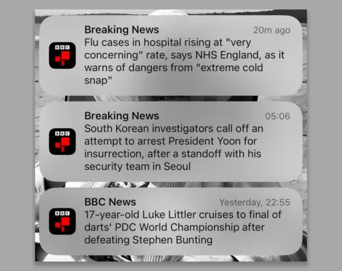 Tangkapan layar dari tiga notifikasi asli dari aplikasi BBC News, dengan judul asli untuk setiap berita terlihat.