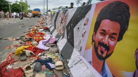 Ragul Krishan/EPA/Shutterstock, Güney Hindistan'da en az 40 kişiyi öldüren ezilme bölgesinde bir yol kavşağında görülen renkli bir aktör politikacı portresi.  Zorunlu Kredi: Fotoğraf Ragul Krishnan/EPA/Shutterstock (15507891X) 28 Eylül 2025 Karur, Tamil Nadu, Hindistan, ölümcül bir damgalı kaza sahnesi 27 Eylül'de Tamilaga vettri Lideri tarafından bir kampanya etkinliği sırasında meydana gelen bir izdiamda öldü. Hindistan'daki Siyasi Mitingde Dumruk'ta Düzinelerce Öldürüldü, Karur - 28 Eylül 2025