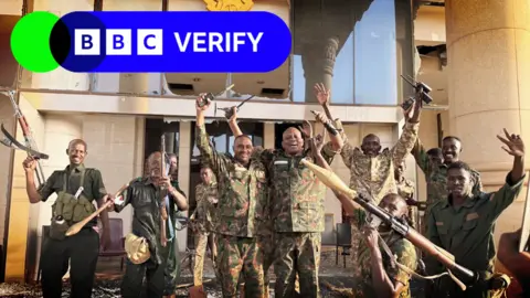 Tentara BBC merayakan di luar istana presiden di Khartoum