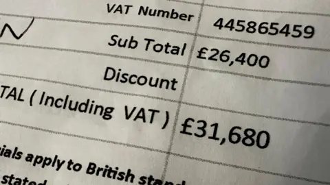 Tampilan dekat dari tanda terima yang menunjukkan total tagihan £ 31.680