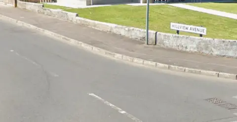 Road sign of Hillview avenue 