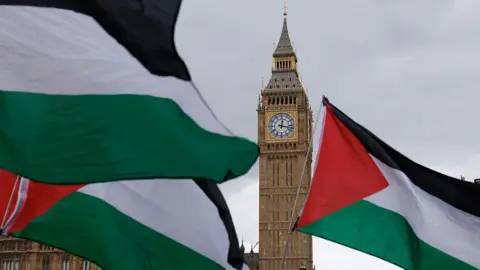 Getty imagens bandeiras palestinas fora do Parlamento em Westminster.