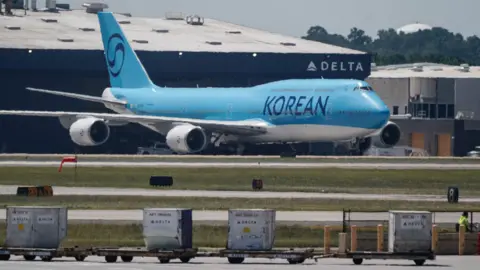 Centenas de trabalhadores sul-coreanos presos em uma operação de imigração na fábrica de bateria Hundai-EVG sob o estado americano da Geórgia na semana passada foram vistos na região de carga da Boeing da AFP Korean Air, de Seul à AFP coreana da Boeing.
