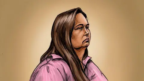 Reuters un boceto de Erin Patterson con un aspecto sombrío. Tiene el pelo largo y castaño y lleva una camisa rosa con rayas blancas.