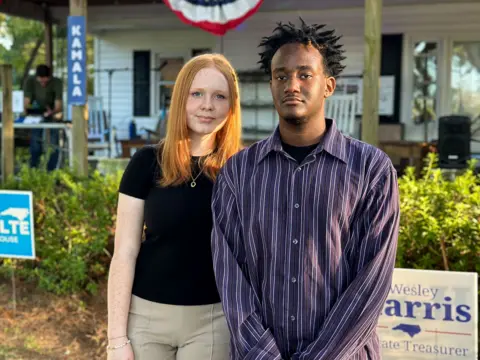 Chloe Hercula (links), voorzitter van de Onslow County Teen Democrats, bracht Gavin Rohweder (rechts) naar het campagne-evenement