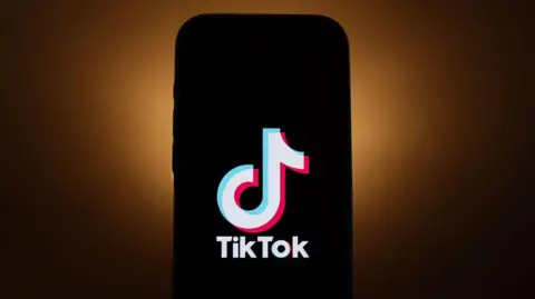 Getty Images Ponsel dengan logo TikTok