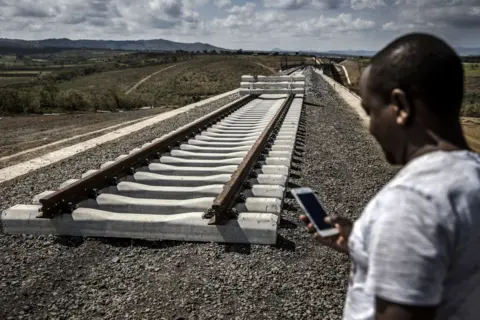 Getty Images Onvolledige rails voor een standaardspoorlijn (SGR) lagen op de grond in Kenia - mei 2019.