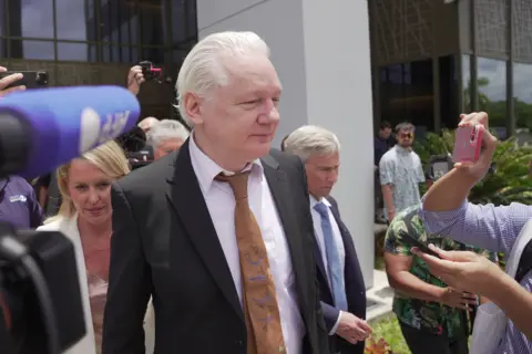 Julian Assange leaves a US court