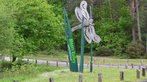 Entrance sign to Moors Valley Country Park 