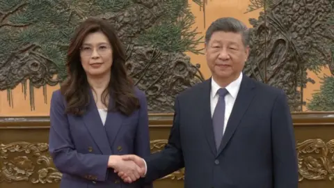 Cheng Li-wun shaking hands with Xi Jinping