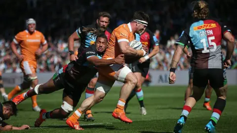 Tom Curry scores his first try of the match