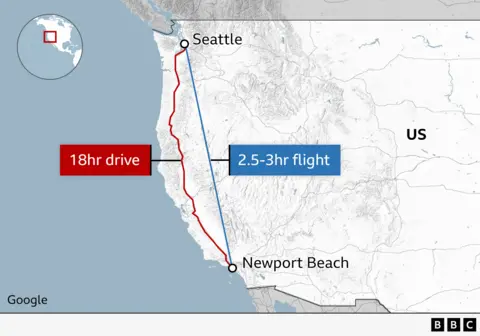 Mapa pokazująca czas podróży pomiędzy Newport Beach w Kalifornii a Seattle – około 18 godzin samochodem lub trzy godziny samolotem pomiędzy obiema lokalizacjami. 