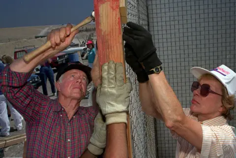 Getty Images Carter dhe gruaja e tij Rosalynn ndihmojnë në ndërtimin e një prej 100 shtëpive në një projekt Habitat For Humanity në Tijuana.