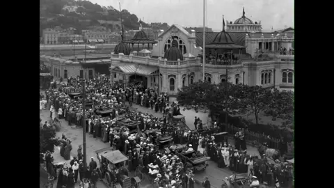 Torquay Museum A black and white photo shows cars queuing up to allow the soldiers into the theatre.