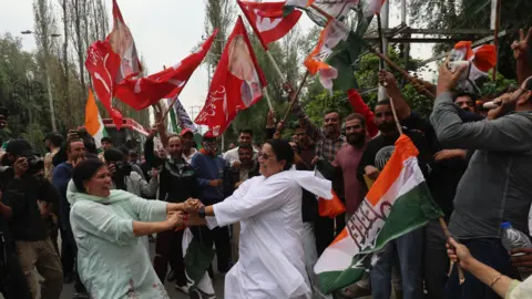 EFE Supporters of Indian Congress party and National Conference celebrate outside a counting centre in Srinagar in Kashmir on 08 October 2024. The Congress-National Conference coalition is leading in state assembly polls