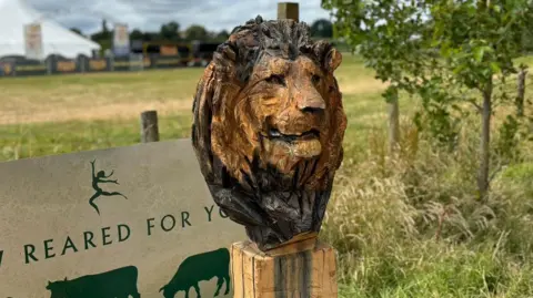 A lion's head on its plinth