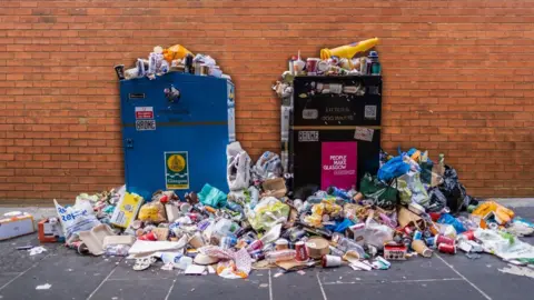 Getty Images Rubbish piled up in Glasgow during the 2022 bin collector strikes