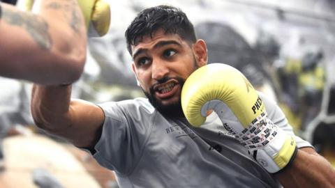 Amir Khan punching boxing pads