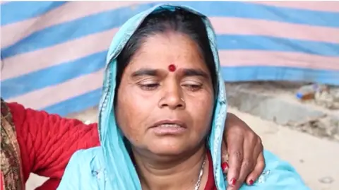 A picture of Reuters Kaikai Devi who saw that her husband trampled in front of her eyes 