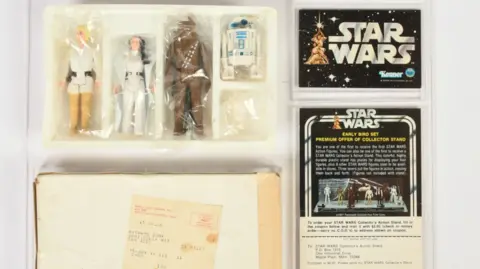 Vectis Auctions A set of figurines of Luke Skywalker, Princess Leia, Chewbacca and R2D2.