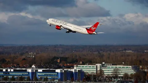 Reuters Uma aeronave da Virgin Atlantic decola de Heathrow em novembro de 2023, o primeiro voo transatlântico com combustível de aviação 100% sustentável.