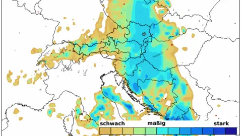 GeoSphere Oostenrijk De weerkaart van GeoSphere Oostenrijk van vrijdag liet een grote regenstrook door Midden-Europa zien