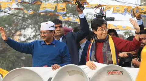 Ο επικεφαλής υπουργός EPA Kejriwal και Delhi Atishi κατά τη διάρκεια της προεκλογικής εκστρατείας