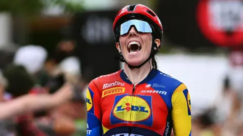 Anna Henderson celebrates winning stage two of the Giro d'Italia Women