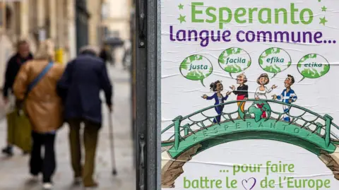 A poster promoting the Esperanto language. Cartoon people stand on a bridge and say Esperanto words. 