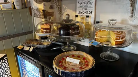 Una mesa de pasteles en la tienda de té.