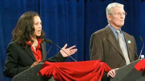 Getty Images Kandidat Kamala Harris dan Terrence Hallinan saling berhadapan dalam debat tahun 2003