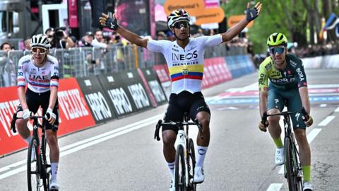 Jhonatan Narvaez beats Tadej Pogacar into third place in the opening stage of the Giro d'Italia