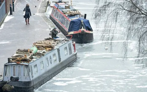 EPA Moored canal boats on a frozen canal in Birmingham