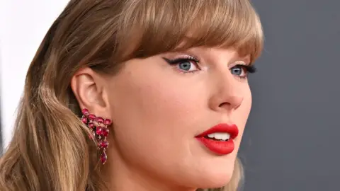 Close up of Taylor Swift's face