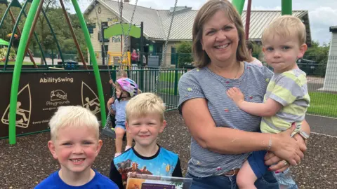 Theo, Jonah, zijn oma en jongere broer Sully