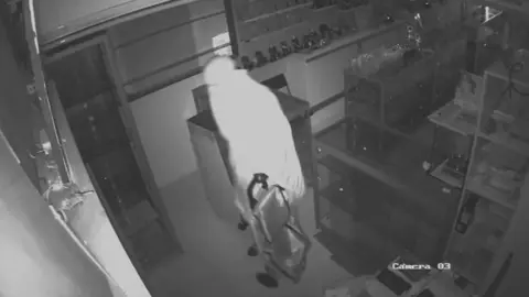 Leicestershire Police CCTV of man in burka