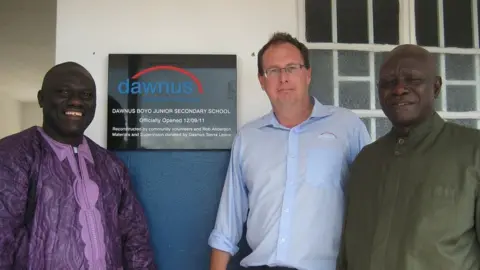 Dawnus Andy Peters (centre)
