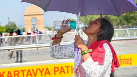  Visitors at India Gate during hot weather on May 26, 2024 in New Delhi, India. 