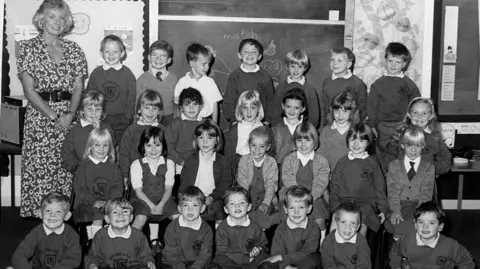 Reuters A black-and-white photo of a teacher with a class of 5 and 6-year-old pupils from Dunblane Primary School. 