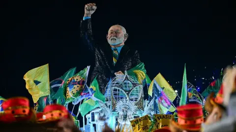 Getty Images A float depicting Brazil's president Luiz Inacio Lula da Silva of the Academicos de Niteroi samba school 