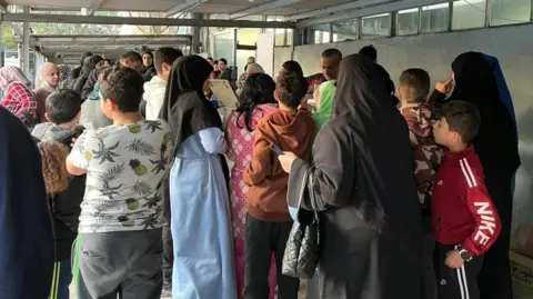 Alice Cuddy/BBC A crowd of people in a food kitchen in Beirut (04/03/26)